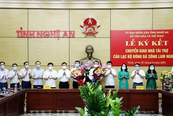 Lễ ký kết chuyển giao nhà tài trợ mới của CLB bóng đá Sông Lam Nghệ An.