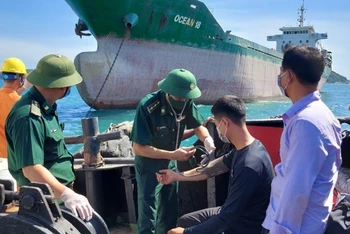 BĐBP kiểm tra y tế các ngư dân được cứu trên tàu cá gặp nạn.