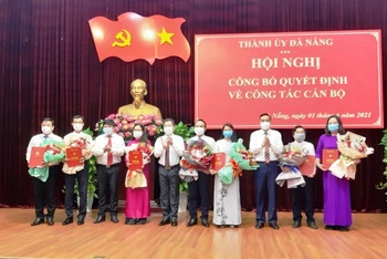 Lãnh đạo Thành ủy Đà Nẵng tặng hoa chúc mừng các đồng chí vừa được điều động, phân công nhiệm vụ mới.