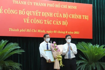 Đồng chí Võ Văn Thưởng, Ủy viên Bộ Chính trị, Thường trực Ban Bí thư trao quyết định cho đồng chí Phan Văn Mãi.
