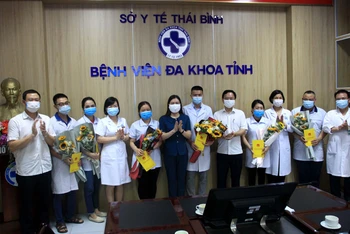 Tặng quà, động viên nhóm bác sĩ, điều dưỡng Bệnh viện đa khoa tỉnh Thái Bình lên đường chống dịch tại Bắc Ninh.