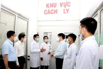 Bộ trưởng Y tế Nguyễn Thanh Long thăm khoa Bệnh Nhiệt đới, Bệnh viện Chợ Rẫy. (Ảnh bệnh viện cung cấp)