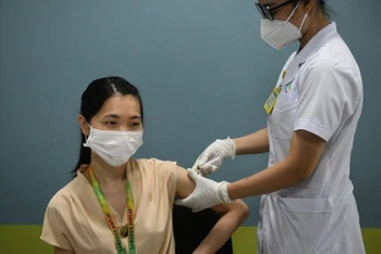 Tiêm vaccine cho 15 nghìn người lao động của Công ty điện tử Samsung