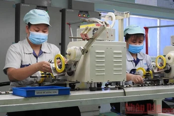 Công nhân sản xuất theo quy định giãn cách tại công ty Tabuchi (Nhật Bản) tại khu công nghiệp Đại Đồng, Hoàn Sơn, Bắc Ninh (Ảnh minh họa: Thái Sơn)..