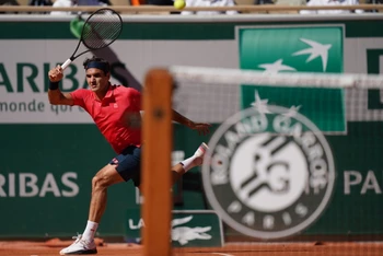 Roger Federer có chiến thắng “tốc hành” trong ngày trở lại mặt sân đất nện ở Roland Garros sau gần hai năm vắng mặt. (Ảnh: Roland Garros)