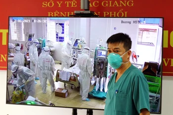 BSCKII Trần Thanh Linh báo cáo về công tác điều trị tại BV Phổi tỉnh Bắc Giang.