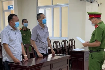 Cơ quan điều tra tống đạt quyết khởi tố bị can đối với Lê Dương Sơn Minh và Lê Dương Sĩ Mẫn.