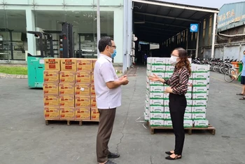 Hàng hóa thiết yếu được Công đoàn các khu chế xuất - công nghiệp TP Hồ Chí Minh chuyển cho hơn 700 công nhân CTCP thiết bị nhà bếp Vina đang bị cách ly. 