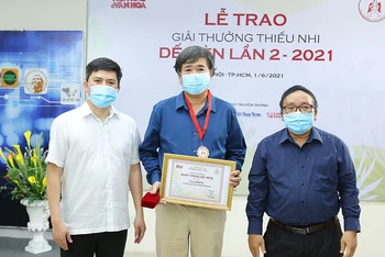 Nhà thơ Trần Đăng Khoa, nhà báo Lê Xuân Thành trao giải thưởng cho nhà văn Bình Ca.