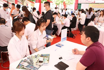 Tư vấn nghề nghiệp tại Hội nghị gắn kết giáo dục nghề nghiệp với thị trường lao động năm 2021 tại Hà Nội (Ảnh minh họa: HCES).