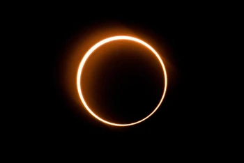 Mặt trăng di chuyển trước mặt trời trong hiện tượng nhật thực "vòng lửa" hiếm thấy khi nhìn từ Tanjung Piai, Malaysia vào ngày 26-12-2019. Ảnh: Getty Images.