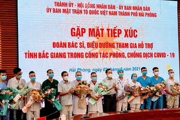 Quang cảnh lãnh đạo Thành ủy, HĐND, UBND, Ủy ban MTTQ Việt Nam TP Hải Phòng gặp mặt các y bác sĩ lên đường chi viện Bắc Giang.