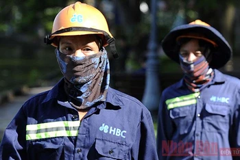 Người lao động làm việc trong nắng nóng ở Hà Nội (Ảnh minh họa: Đăng Khoa).