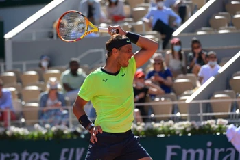 Nadal gặp chút khó khăn ở vòng mở màn khi phải cần tới loạt tie-break ở set cuối mới giành chiến thắng chung cuộc trước Popyrin. (Ảnh: Roland Garros)