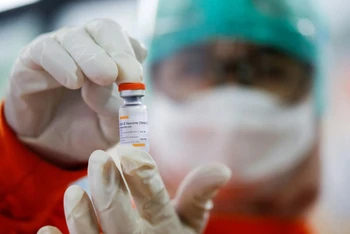 Một liều vaccine Sinovac trong đợt tiêm chủng cho nhân viên y tế tại Indonesia tháng 1 vừa qua. Ảnh: Reuters.