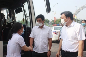 Lãnh đạo tỉnh Phú Thọ thăm hỏi, động viên cán bộ y tế trước khi lên đường hỗ trợ tỉnh Bắc Giang.