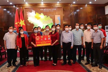 Trưởng ban Ban Dân vận Trung ương động viên người dân Bắc Ninh chống dịch Covid-19