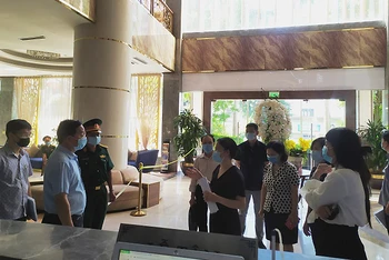 Đoàn công tác Sở Y tế Hà Nội kiểm tra khu vực cách ly tập trung cho chuyên gia tại Khách sạn Mường Thanh Grand Xa La. (Ảnh: Sở Y tế Hà Nội) 