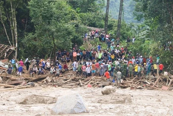 Hàng triệu khối đất đá theo dòng con suối Banh ào ào trút xuống nóc Ông Đề, thôn 1, xã Trà Leng, huyện Nam Trà My, tỉnh Quảng Nam khiến 15 hộ dân bị vùi lấp. 