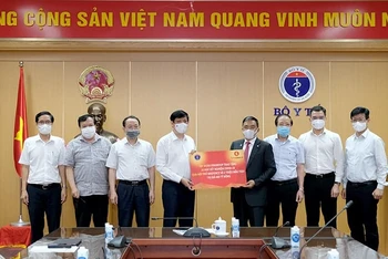 Bộ trưởng Nguyễn Thanh Long tiếp nhận máy xét nghiệm Covid-19 qua hơi thở từ Tập đoàn Vingroup. 