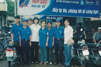 Các tình nguyện viên “Tiếp sức mùa thi” thời điểm mùa hè năm 2003. 
