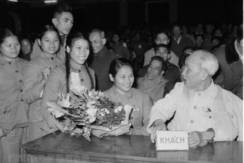Chủ tịch Hồ Chí Minh nói chuyện thân mật với đại biểu Thanh niên xung phong dự Đại hội Thanh niên xung phong chống Mỹ cứu nước toàn miền Bắc (tháng 1/1967). Ảnh tư liệu: TTXVN