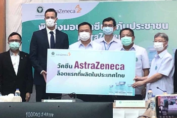 Chính phủ Thái Lan tiếp nhận lô vaccine AstraZeneca đầu tiên được sản xuất trong nước. (Ảnh: Bưu điện Bangkok)