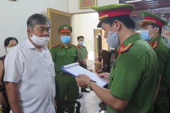 Công an đang khám xét nơi ở và thực hiện lệnh tạm giam ông Nguyễn Chí Hiến, nguyên Phó Chủ tịch Thường trực UBND tỉnh Phú Yên.