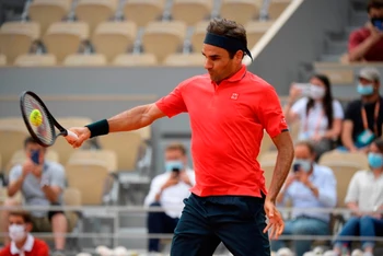 Federer gặp đôi chút khó khăn khi đối đầu Cilic, đặc biệt trong set 2 và set 3. (Ảnh: Roland Garros)