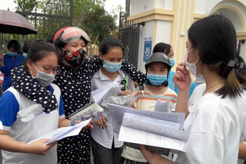 Giáo viên động viên thí sinh tại địa điểm thi THPT Quảng Xương 1, tỉnh Thanh Hóa.