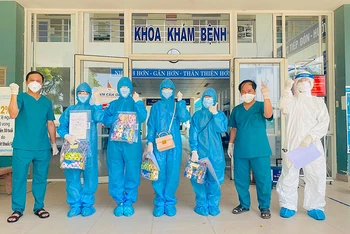 Bốn bệnh nhân được điều trị khỏi Covid-19 và xuất viện tại Trung tâm y tế huyện Hòa Vang sáng 5-6.