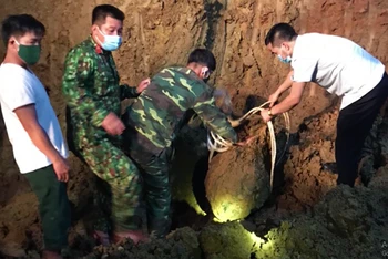 Lực lượng công binh Quảng Bình di dời an toàn quả bom ra khỏi khu vực thi công đường sắt tại huyện Tuyên Hóa.