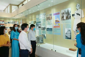Các đại biểu tham quan trưng bày chuyên đề "Người đi tìm hình của nước" tại Bảo tàng Hồ Chí Minh.