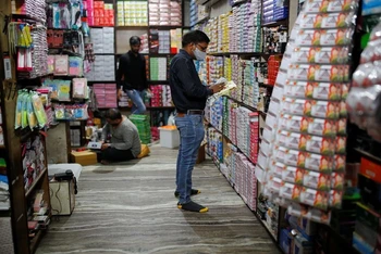 Dọn dẹp cửa hàng tại New Delhi để đón khách sau một thời gian đóng cửa do dịch bệnh. (Ảnh: Reuters) 