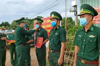 Bộ đội Biên phòng Kiên Giang trao quân hàm sĩ quan tại các chốt phòng, chống dịch Covid-19