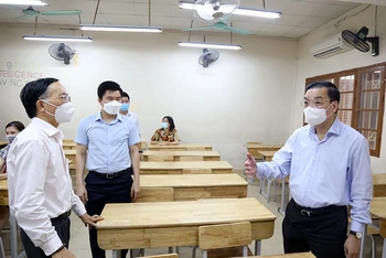 Đồng chí Chu Ngọc Anh kiểm tra công tác phòng, chống dịch Covid-19 và công tác tổ chức kỳ thi vào lớp 10 tại Trường THPT Kim Liên, quận Đống Đa, Hà Nội.