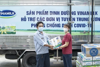  Đại diện Trung tâm Y tế quận Gò Vấp (bên phải) đại diện nhận các sản phẩm và sẽ nhanh chóng chuyển đến các y bác sĩ, nhân viên y tế đang làm nhiệm vụ. (Ảnh: VNM)