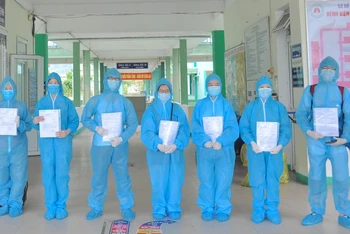 Bảy bệnh nhân xuất viện tại Bệnh viện Phổi Đà Nẵng sáng 8-6.