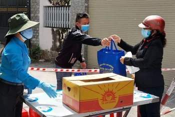 Liên đoàn Lao động quận Gò Vấp động viên và trao quà cho người lao động sinh sống tại phường 14, quận Gò Vấp đang thực hiện cách ly xã hội theo quy định của thành phố do nằm trong vùng dịch.