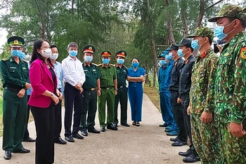Phó Chủ tịch nước Võ Thị Ánh Xuân thăm hỏi lực lượng chống dịch tuyến biên giới Hà Tiên.