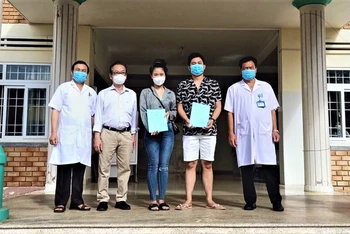 Lãnh đạo Bệnh viện Lao và bệnh phổi tỉnh Đắk Lắk trao giấy chứng nhận khỏi bệnh cho hai bệnh nhân 3237 và 3334 xuất viện.