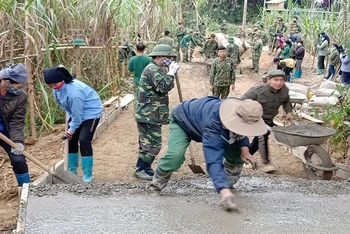 Cán bộ, chiến sĩ Bộ Chỉ huy quân sự tỉnh Bắc Kạn giúp người dân xã Xuân Lạc, huyện Chợ Đồn (Bắc Kạn) làm đường nông thôn mới. 