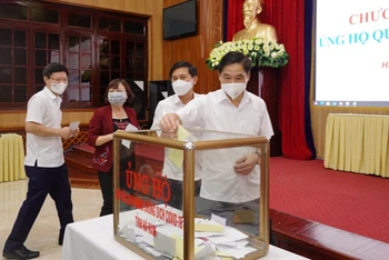 Các đồng chí lãnh đạo tỉnh Hà Nam tham gia ủng hộ Quỹ vaccine phòng Covid-19.