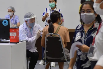Người dân tiêm vaccine ngừa Covid-19 tại một trung tâm thương mại ở thủ đô Bangkok. (Ảnh: Nam Đông)