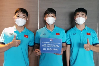Đội trưởng Quế Ngọc Hải và hai đội phó Lương Xuân Trường, Đỗ Duy Mạnh đại diện đội tuyển Việt Nam ủng hộ 300 triệu đồng vào Quỹ vaccine. (Ảnh: VFF)