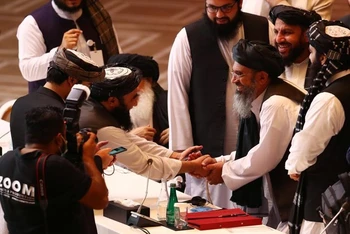 Thành viên của đoàn đàm phán Taliban tại cuộc đàm phán giữa Chính phủ Afghanistan và Taliban diễn ra ở Doha, ngày 12-9-2020. (Ảnh: Reuters)