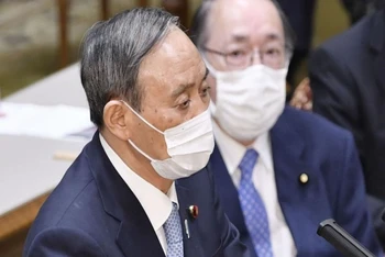 Thủ tướng Suga Yoshihide trong phiên tranh luận với lãnh đạo đối lập tại Quốc hội, ngày 9-6. (Ảnh: Kyodo)