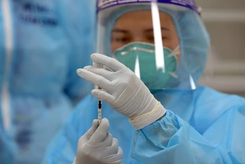 Nhân viên y tế Việt Nam tiêm vaccine ngừa Covid-19 cho người dân. (Ảnh: DUY LINH)