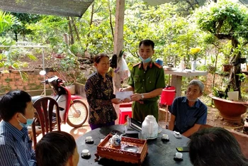 Đại diện Công an xã Thuận Lợi thăm hỏi và trao tiền hỗ trợ một phần kinh phí điều trị cho gia đình anh Hưng.
