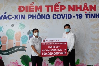 Trao tiền ủng hộ Quỹ Vaccine phòng dịch Covid-19 tỉnh Long An.